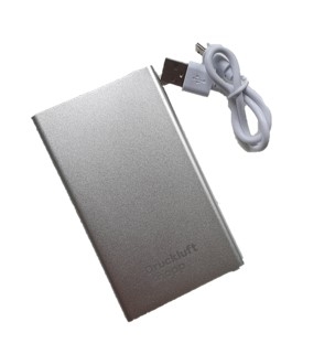 Abbildung einer kompakten Powerbank mit 4.000 mAh Kapazität, ideal zum Aufladen von Smartphones und mobilen Geräten unterwegs, erhältlich als Gratisgeschenk ab einem Bestellwert von 100 Euro.