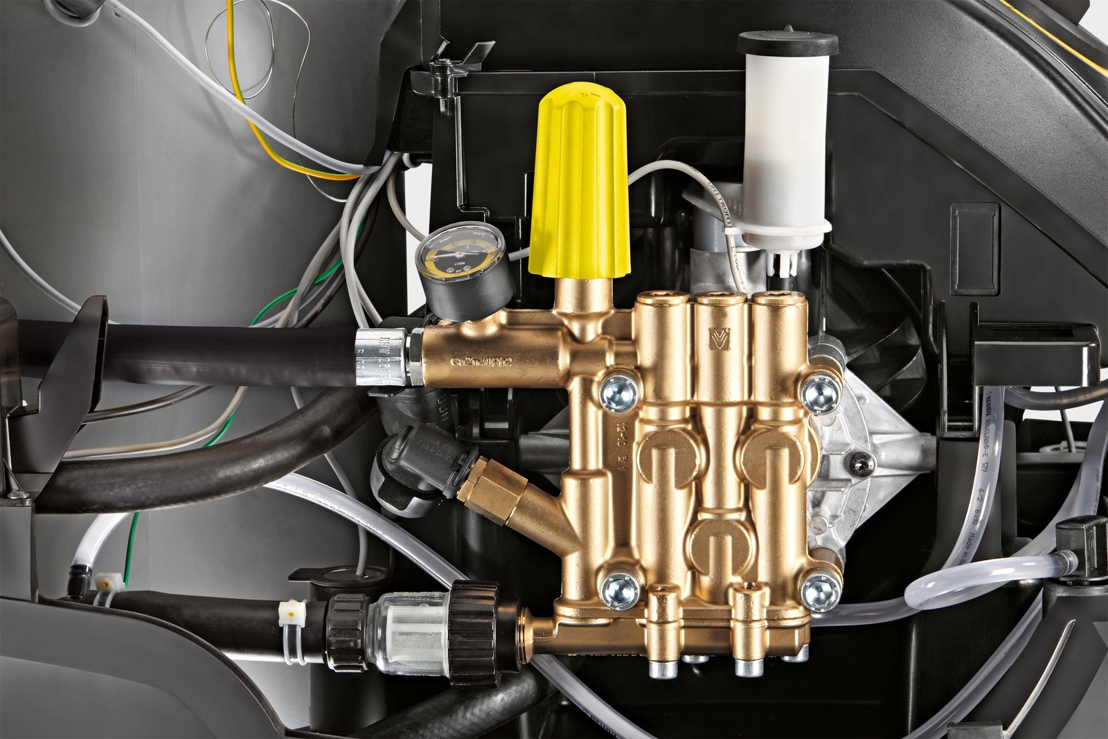 HDS 6/14 CX Heißwasser-Hochdruckreiniger von Kärcher mit integriertem Schlauchaufroller für professionelle Reinigungsaufgaben.