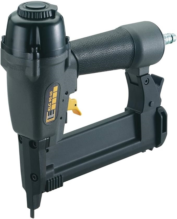 KLG 90-40 SYS Klammergerät – Profi-Drucklufttacker KLG 90-40 SYS Klammergerät für präzises und schnelles Eintreiben von Klammern in Holz, Polster oder andere Materialien; ergonomisches Design und Druckluftbetrieb für effizientes Arbeiten.