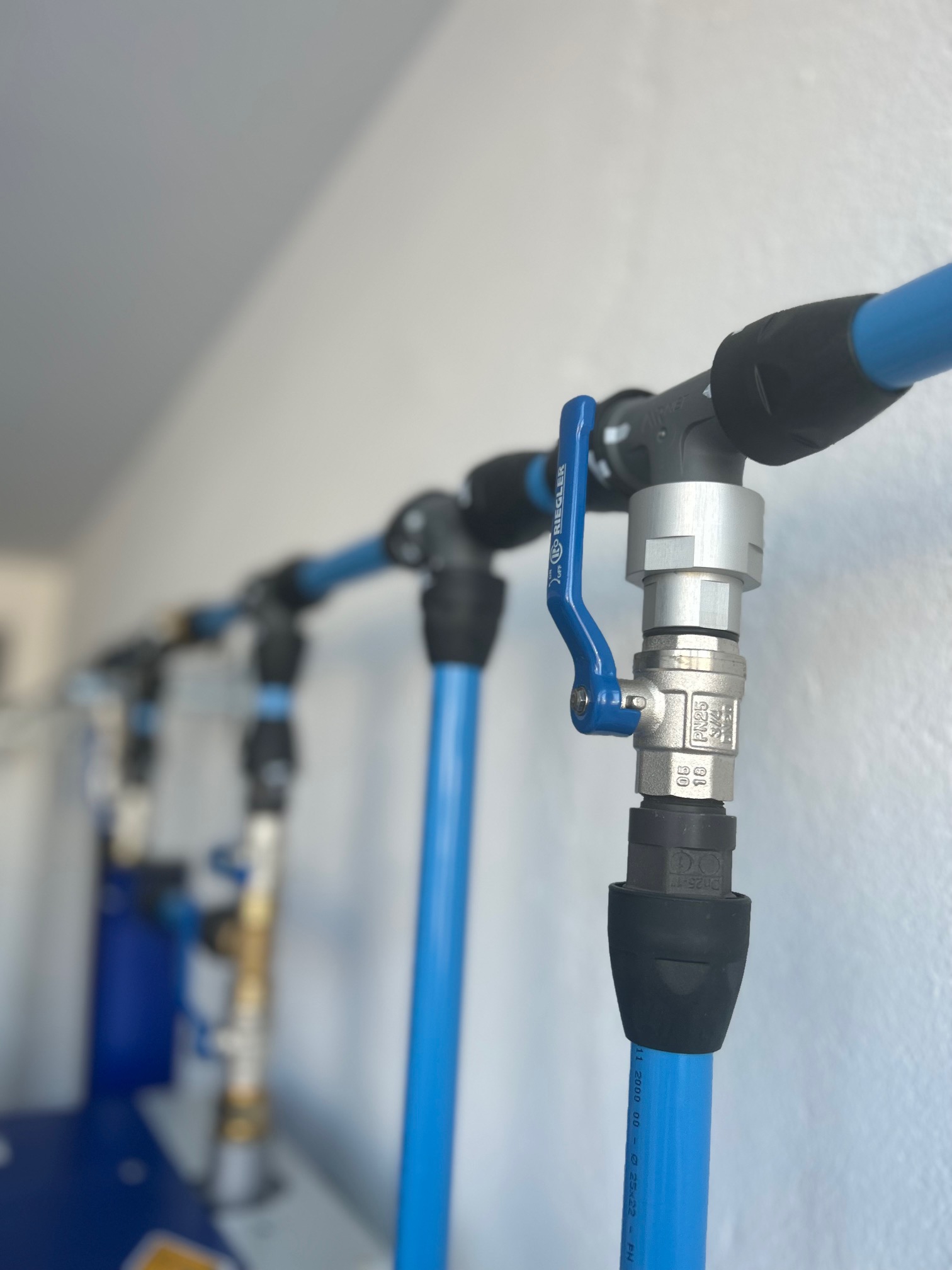 Abbildung eines Kugelhahns, eines Ventils mit drehbarer Kugel zur Steuerung des Durchflusses von Flüssigkeiten oder Gasen in Rohrleitungen, ideal für Wasser-, Gas- oder Druckluftsysteme.